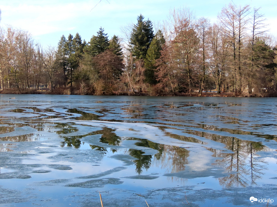 Napfényes délután a Csónakázó-tónál