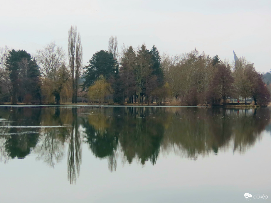 Már alig van jég a Csónakázó-tavon