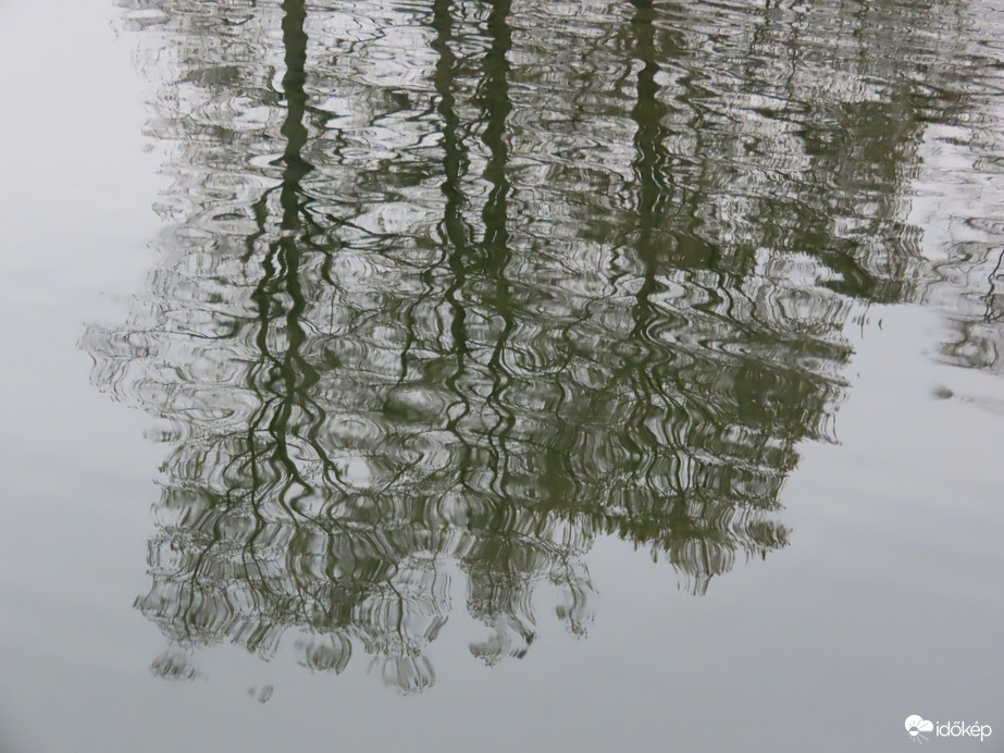 Szellő borzolta víztükör
