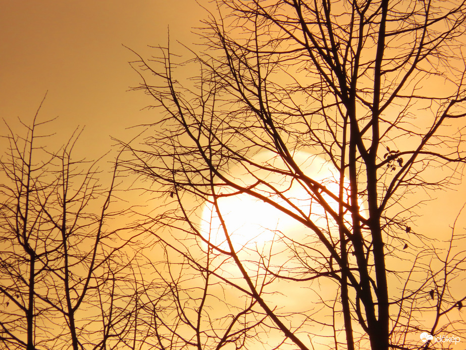 Ködből előbukkanó Napkorong
