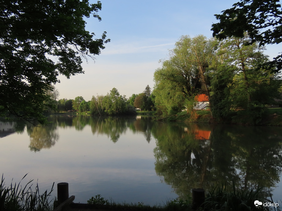 A Horgásztó kora reggel