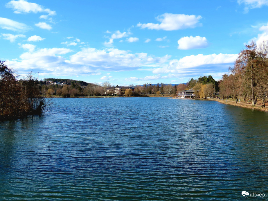 Ma újra kék a tó