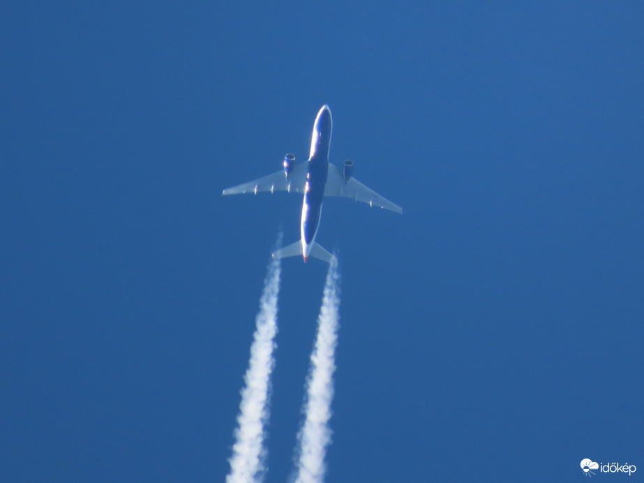 Suhanás a kék égbolton