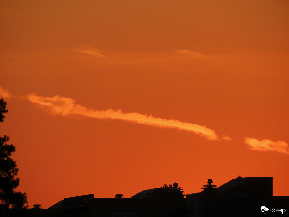 Narancsszínbe öltözött a hajnali égbolt