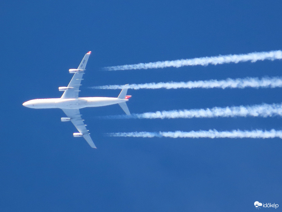 Magasban átsuhanó repülőgép