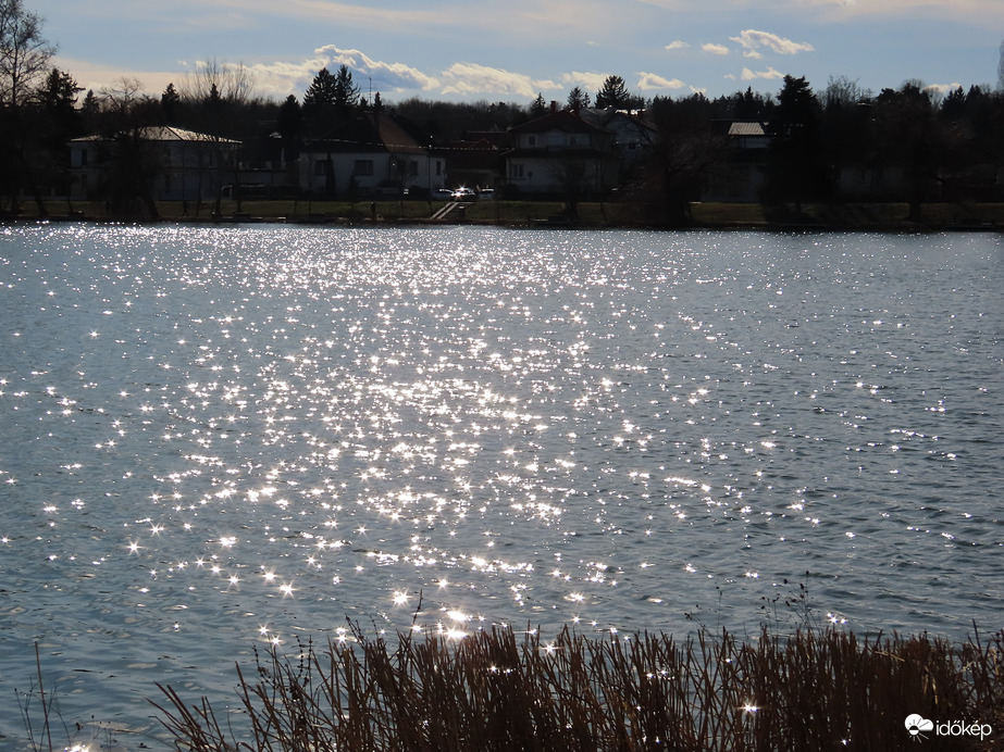 Csillámló víztükör