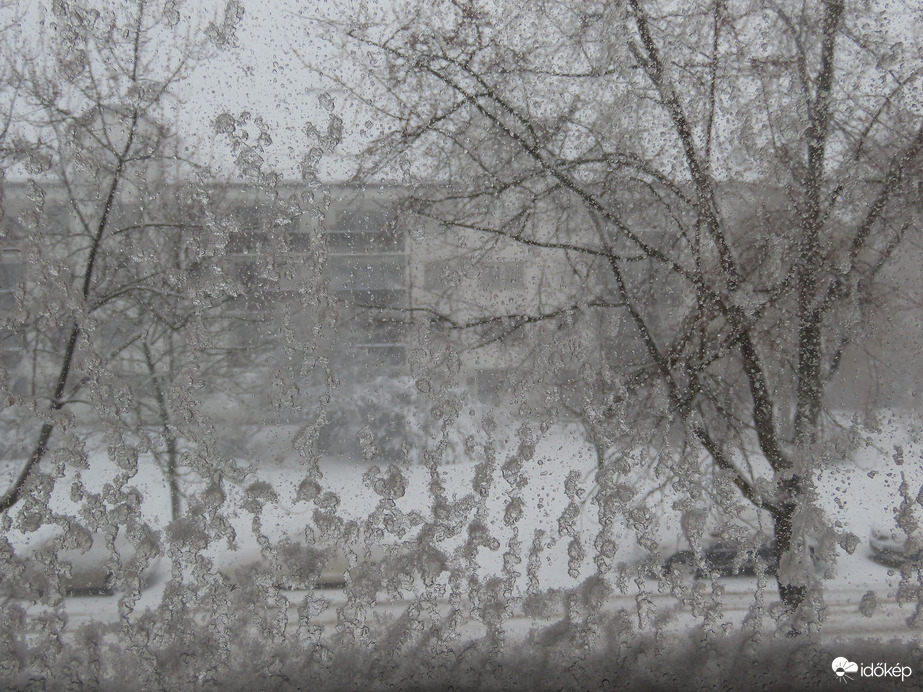 Havas világ behavazott ablakon át