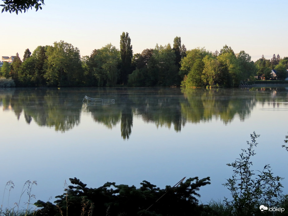 Reggeli nyugalom a Csónakázó-tavon