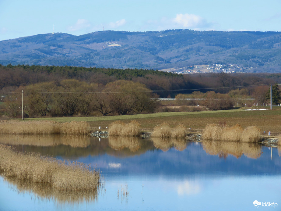 Dozmati víztározó a Kőszegi-hegységgel