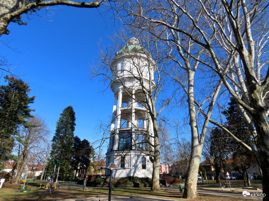Szikrázó napsütésben jártam a Víztoronynál