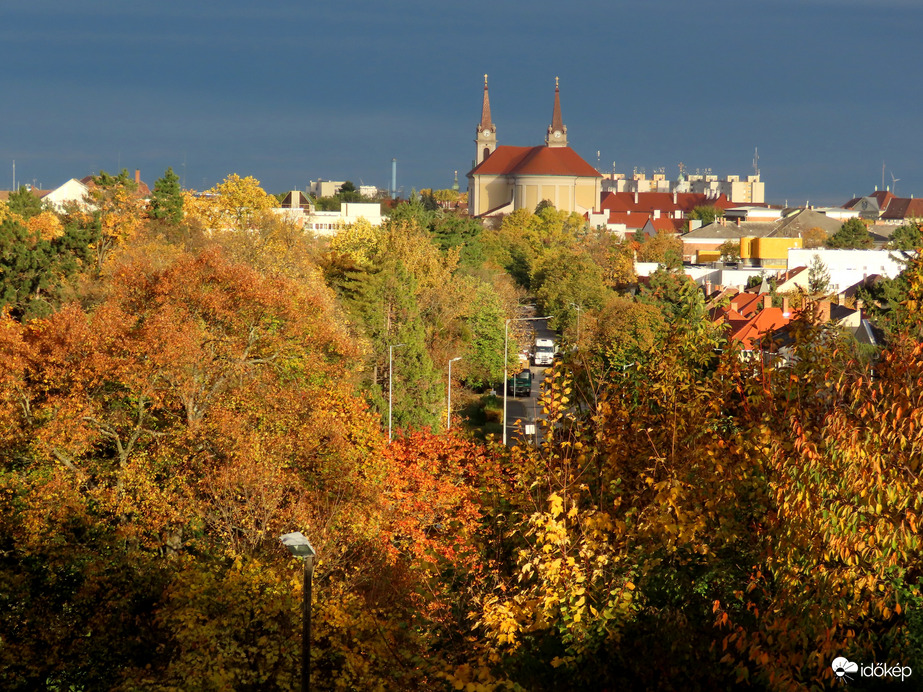 Kitekintés az őszi színekbe öltözött városra