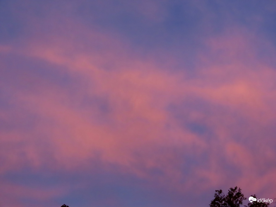 Hajnali fátylak a nyugati égbolton