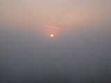 Kukucskáló nap a ködből