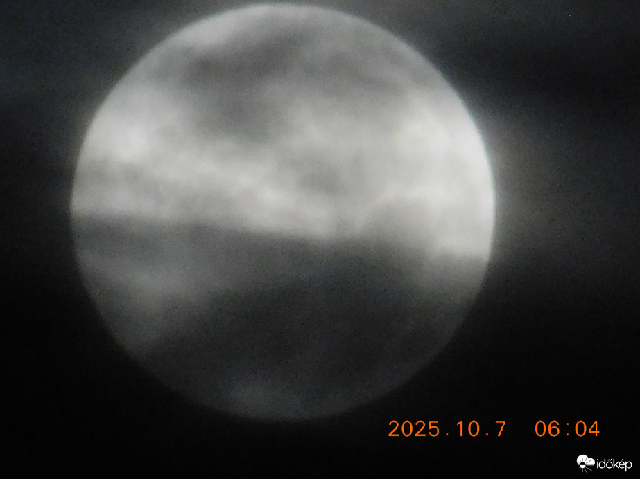 A teli Hold nálunk egész éjjel a felhők mögött volt. Csak reggel 6óra 4 perckor volt látható halványan. 