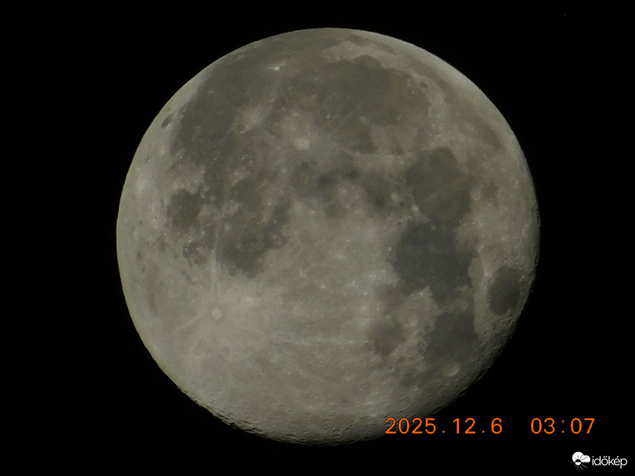 A teli Hold másnapján, felhőtlen égbolton a Rák jegyében.