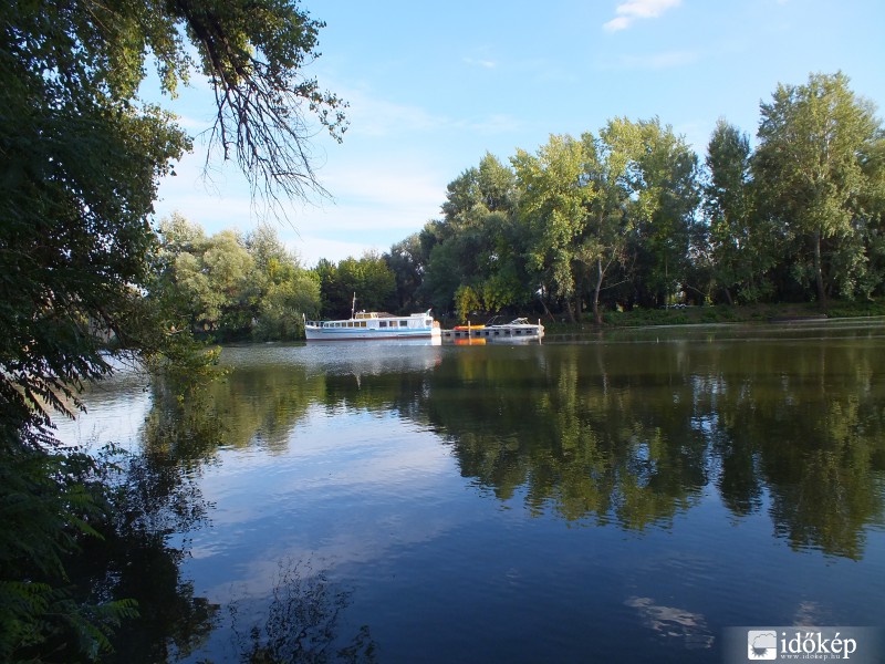 Vízparti csendélet