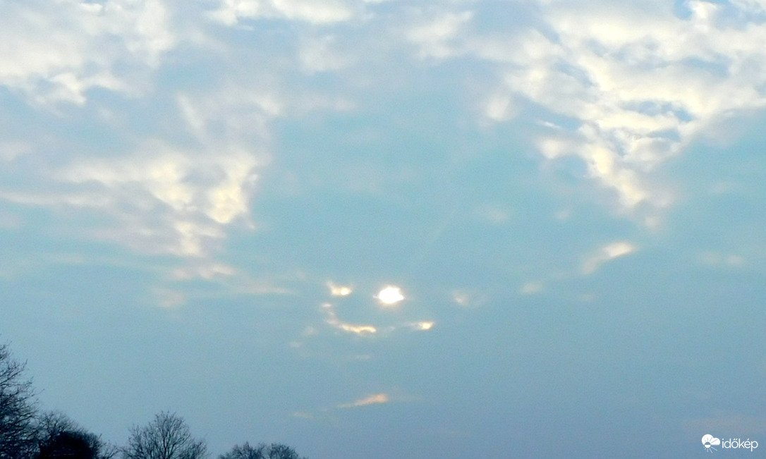 parókás fej előbukkant