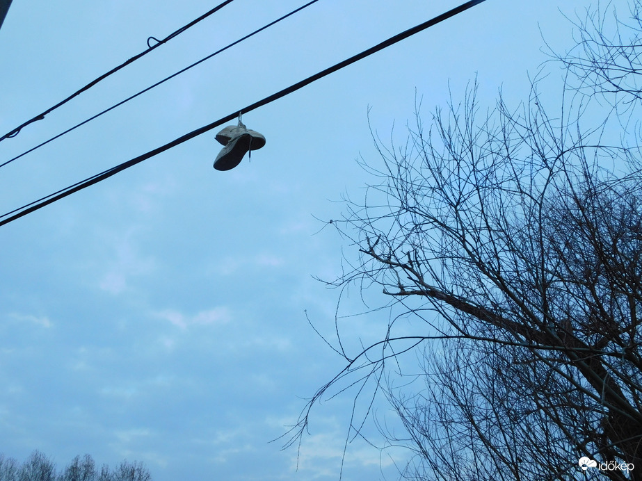 ...máris a szögön lóg a korcsolyám :))