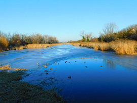 csak lassan enged a jég