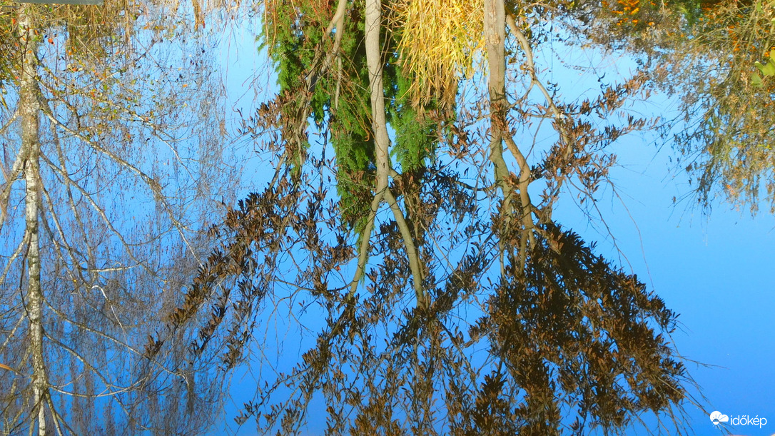 tiszta kék tükörben az ősz