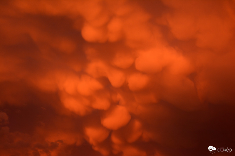 Mammák alkonyatkor Szombathely felett 21:02. 