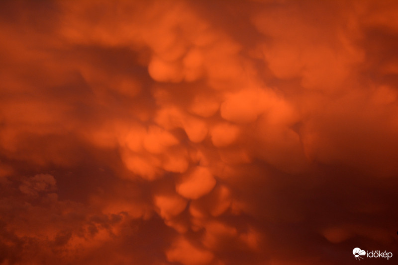 Mammák alkonyatkor Szombathely felett 21:02.