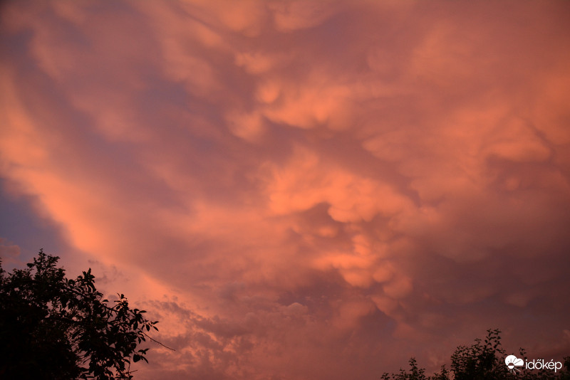 Mammák alkonyatkor Szombathely felett 21:02.