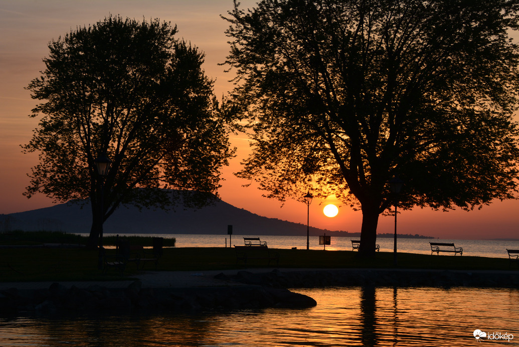 Párás, de ma is festői napkelte Györökön 04.29.