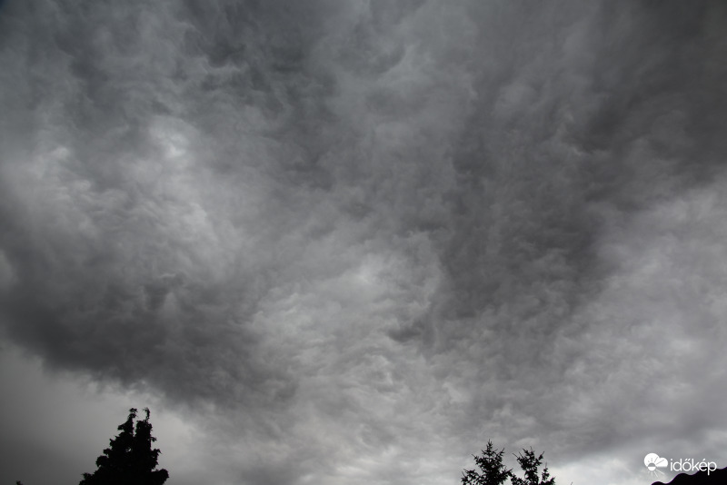 Jelenleg Szombathelyen, ömlő esővel, jég nélkül
