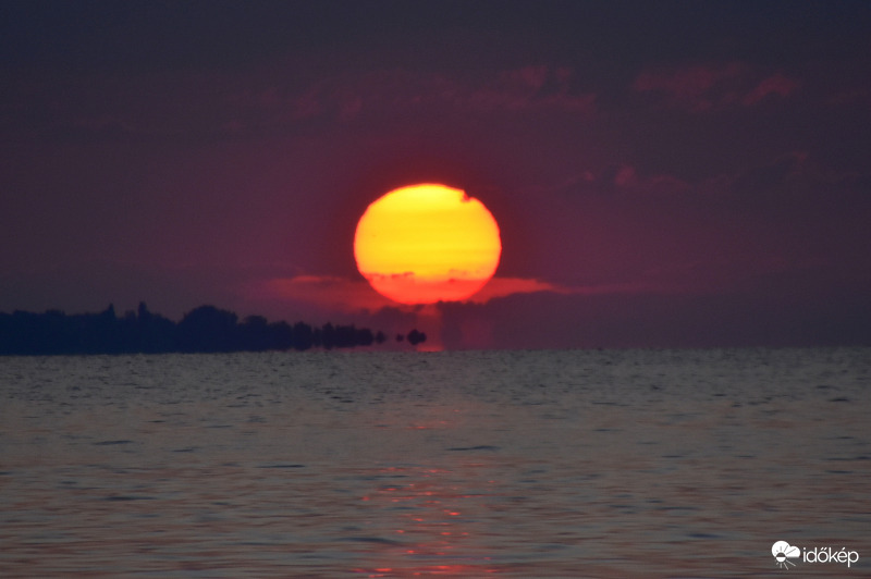 Napkelte a Badacsonyi-hegy lábánál ma 08.22-én Balatongyörökről fotózva