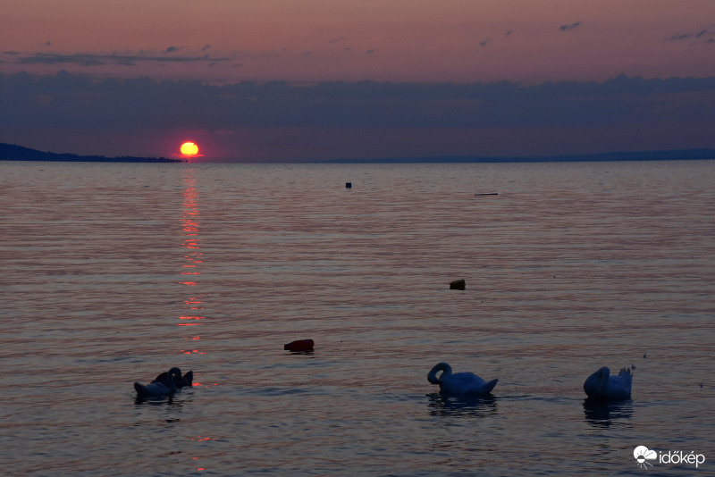Napkelte a Badacsonyi-hegy lábánál ma 08.22-én Balatongyörökről fotózva