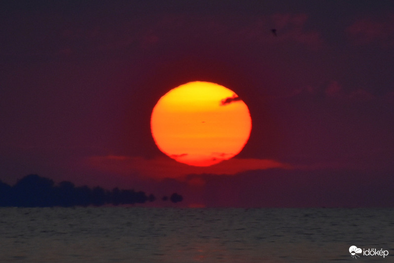 Napkelte a Badacsonyi-hegy lábánál ma 08.22-én Balatongyörökről fotózva
