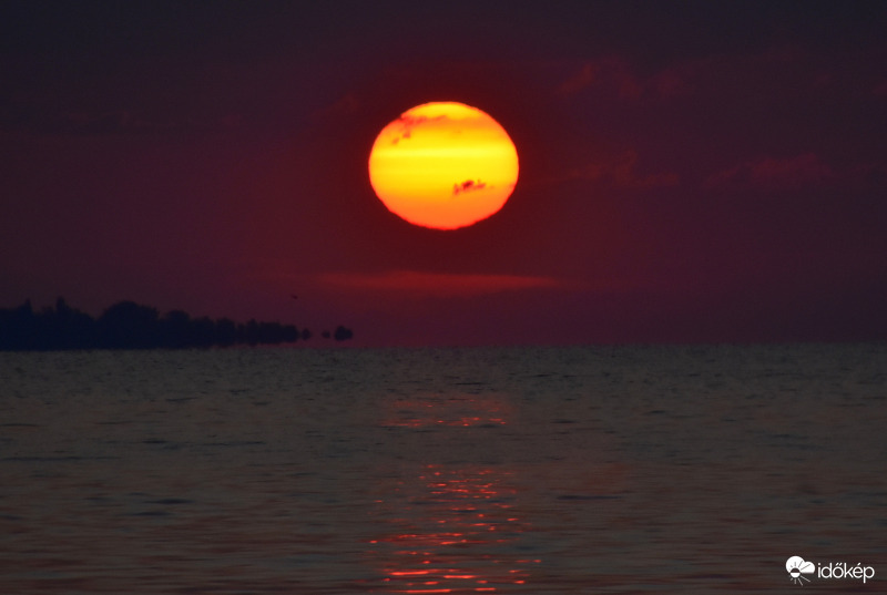 Napkelte a Badacsonyi-hegy lábánál ma 08.22-én Balatongyörökről fotózva