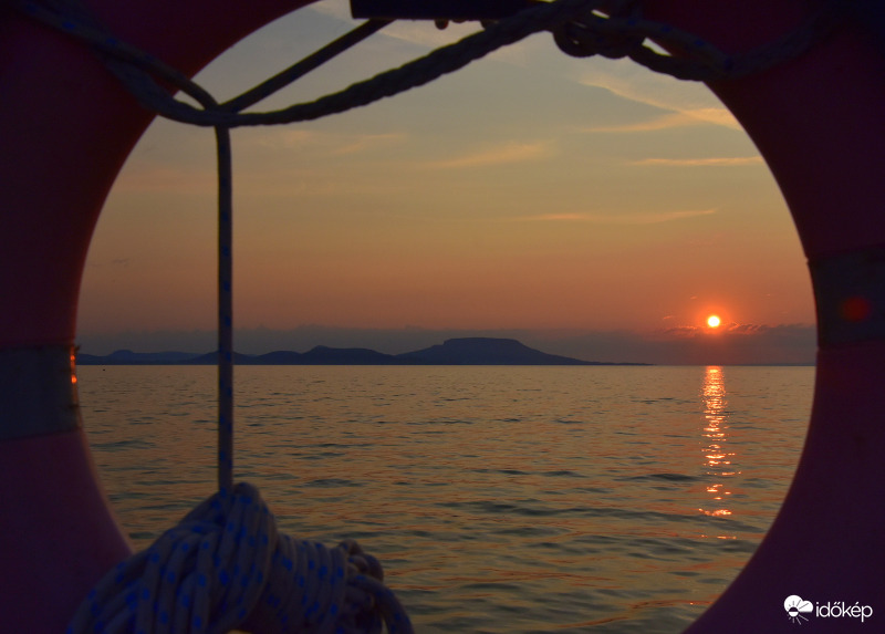 Napkelte a Badacsonyi-hegy lábánál ma 08.22-én Balatongyörökről fotózva