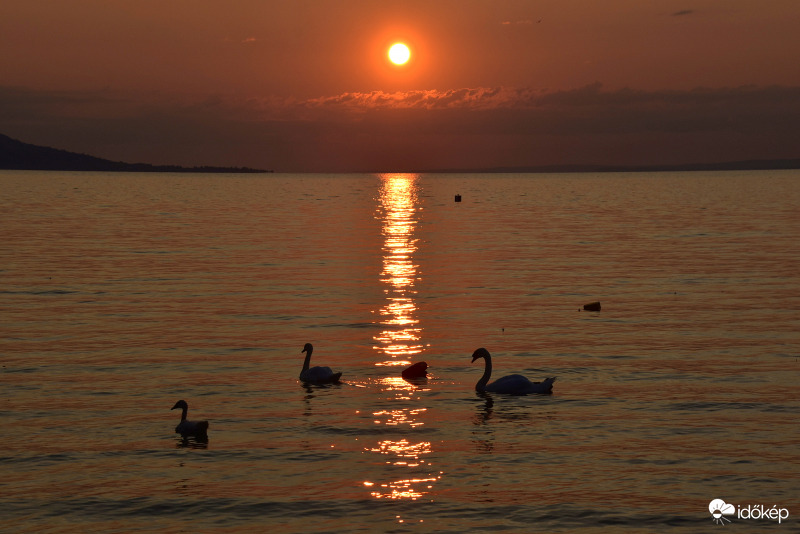 Napkelte a Badacsonyi-hegy lábánál ma 08.22-én Balatongyörökről fotózva