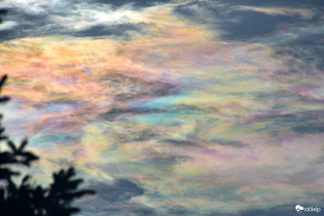 Gyönyörű irizáló felhők ez év utolsó napján Szombathely felett