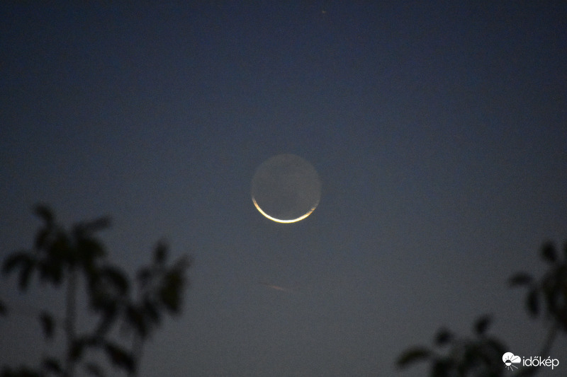 Ma hajnalban a Hold 10.05.