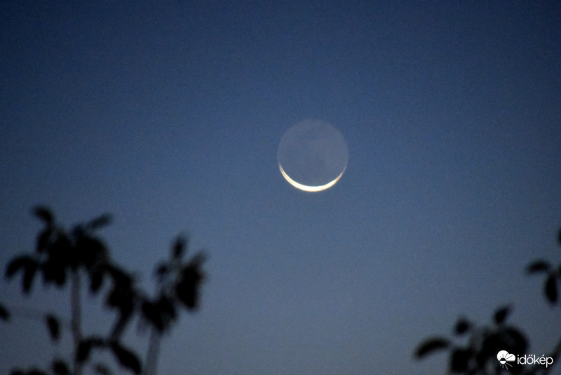 Ma hajnalban a Hold 10.05.