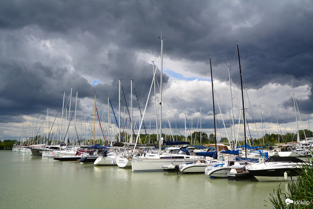 Sötét felhők a keszthelyi kikötőben 07.10.
