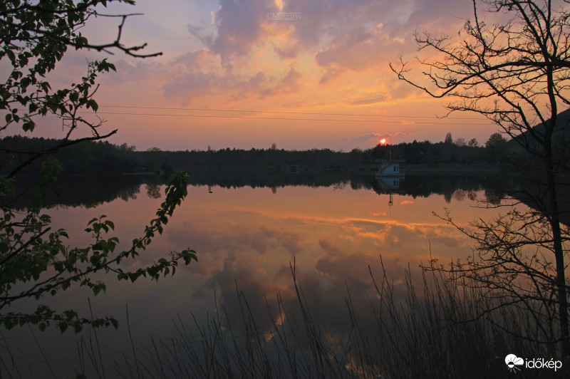 Áprilisi tükröződés.