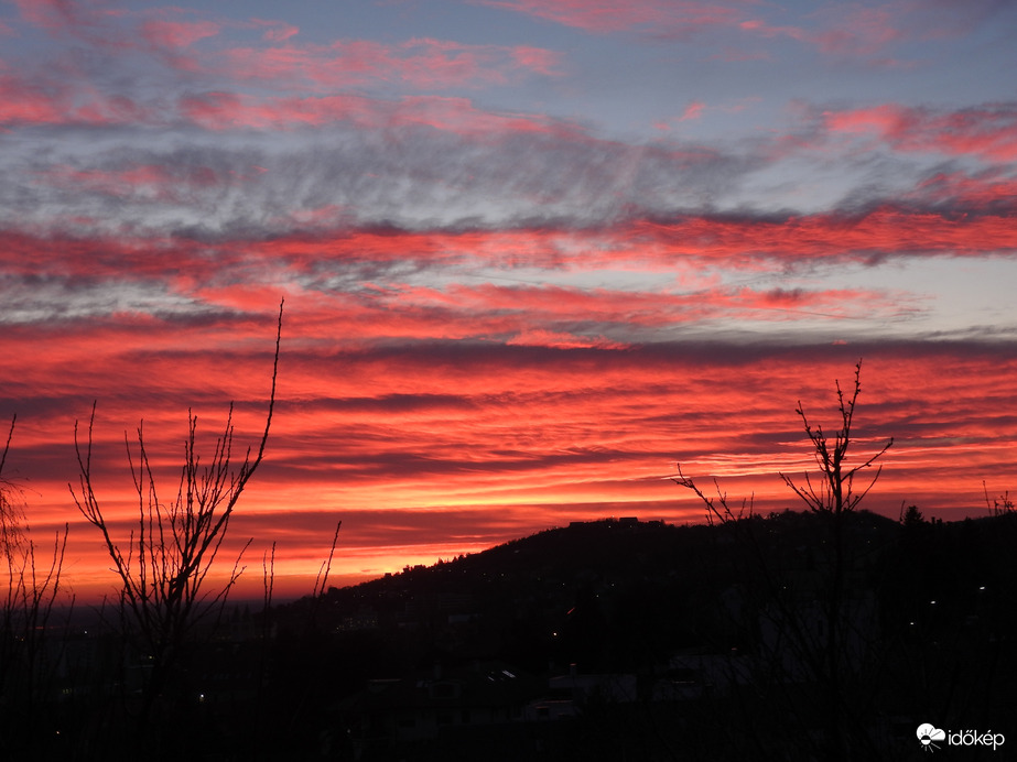 A lemenő nap fényei