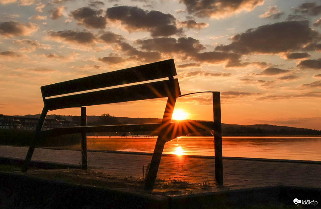 Hellyel kínáltam, egy pillanatig maradt..