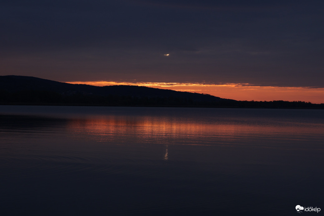 Icipicit kilyukadt az ég