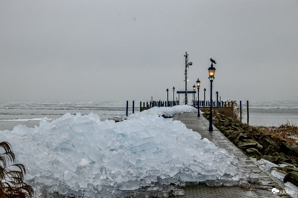 Jég torlasz a mólón