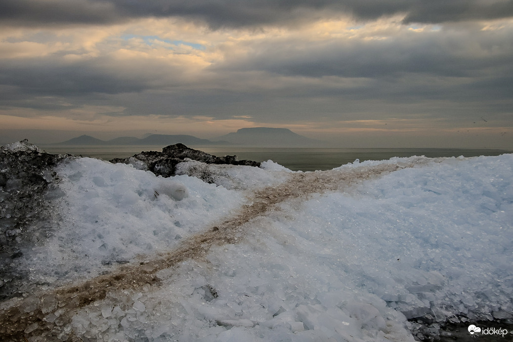 Ösvény a jéghegyen 
