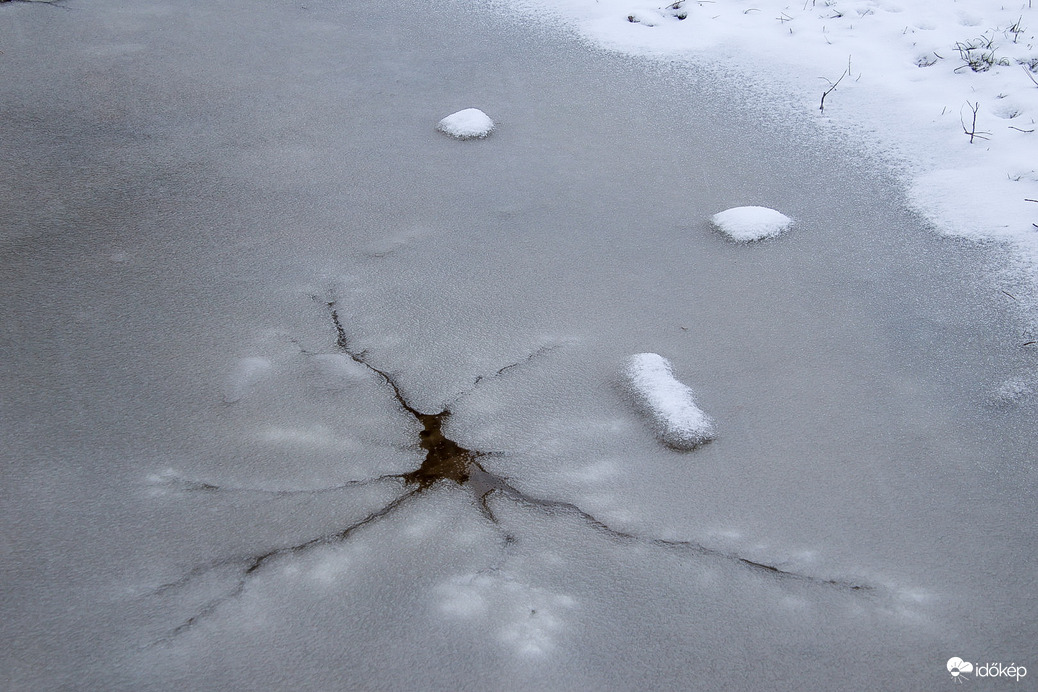 Fagyott mosoly a pocsolyában 