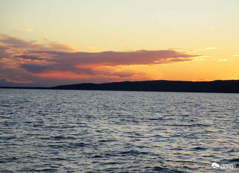 A Balaton közepéről nézve