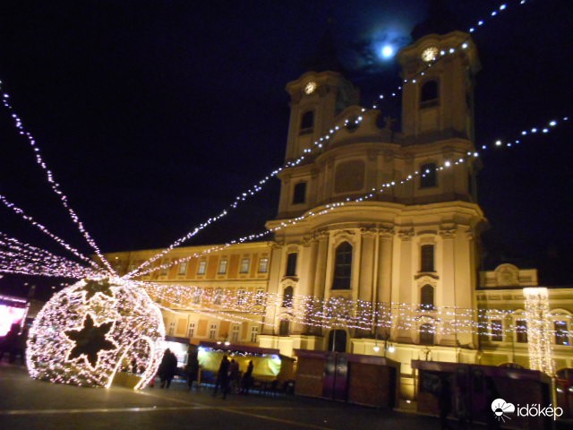 Karácsonyi fények, háttérben a szép Telihold