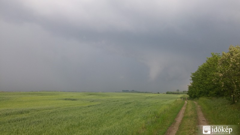 Felgyői zivatarok. Tubára emlékeztető felhővel(lehet hogy tuba)