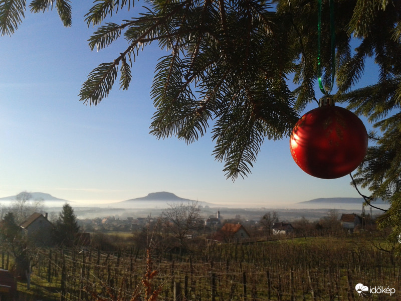Tanúhegyek ünnepi palástban